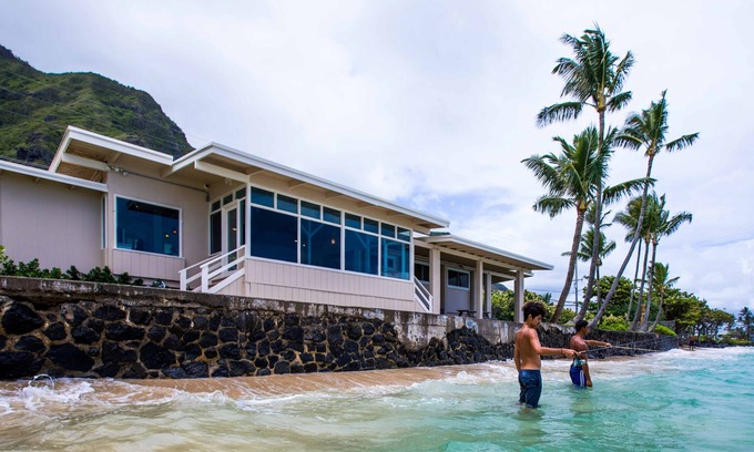 Ka'a'awa House | A Beach House that's actually on the beach!