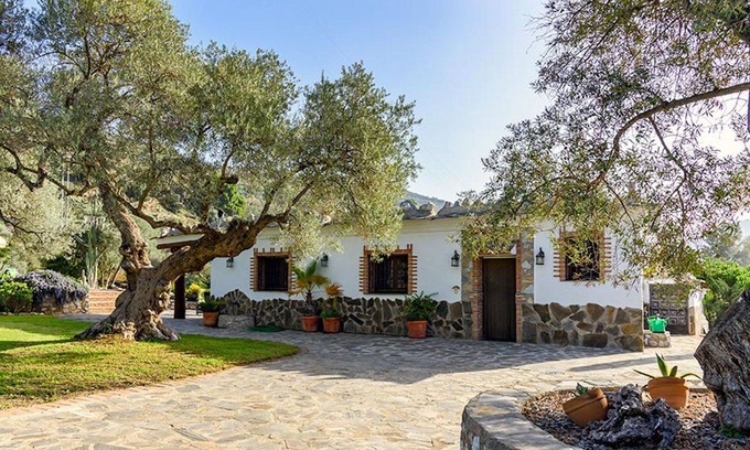 Orgiva House | A beautiful country house in lovely gardens with 360 degree mountain views.