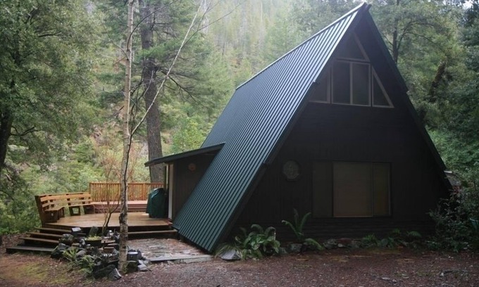 Crescent City Cabin | A Beautiful Vacation Awaits You on the Emerald Smith River!