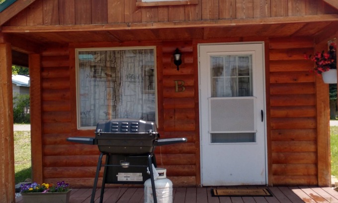 Columbia Falls Cabin | A charming cabin close to Glacier National Park, Flathead Lake, and ski resorts.