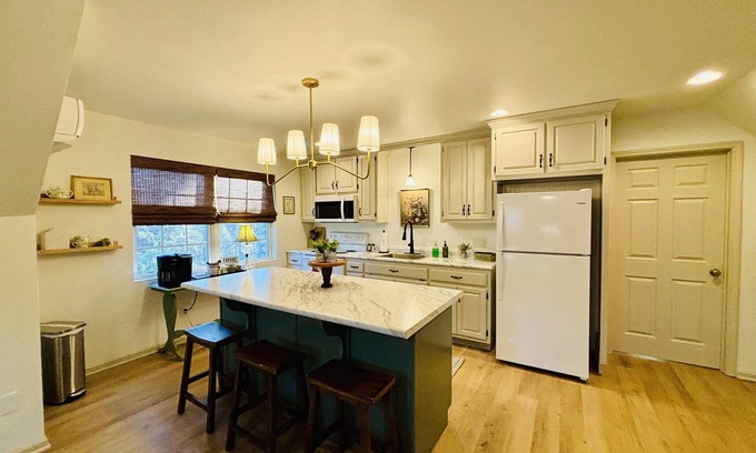 Hanceville Cottage | A charming cottage, recently renovated in a serene wooded area of Hanceville, AL