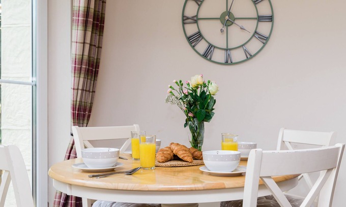 Shanklin Cottage | A cosy cottage in Shanklin Old Town with 15% off Red Funnel travel.