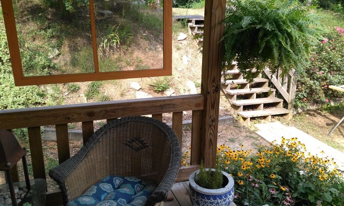 Cave Spring House | A cosy, quiet cabin with a hillop water view.