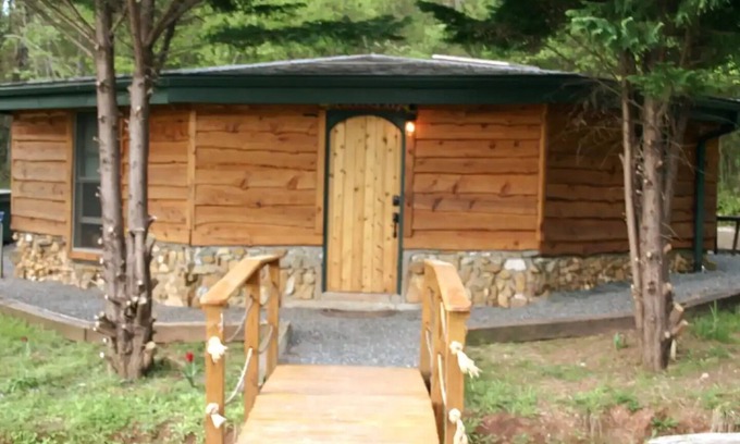 Nebo Apartment | A cozy, romantic cabin perfect for couples.nPets are always welcome, owners too!