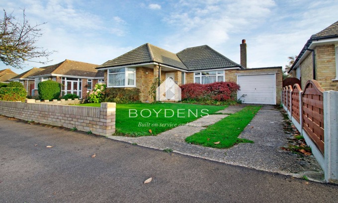 Frinton-on-Sea House | A delightful bungalow ideally located in a quiet tree-lined avenue and close to the seafront
