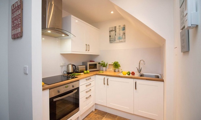 Eastleigh Apartment | A Home From Home - Spacious Comfortable Accommodation to Meet Your Needs