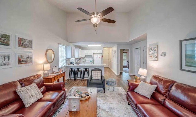 Helen Cottage | A+ Location! Only 1 mile to downtown Helen. SUPER Clean 2 Bedroom/2 Bath.