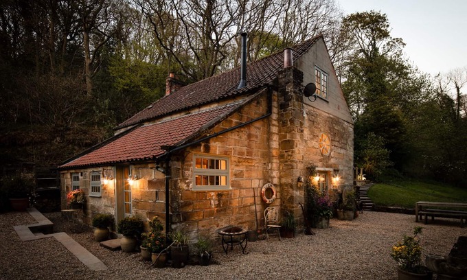 Ruswarp Cottage | A luxury country cottage by the sea, 5 ensuite bedrooms, walkable to the harbour