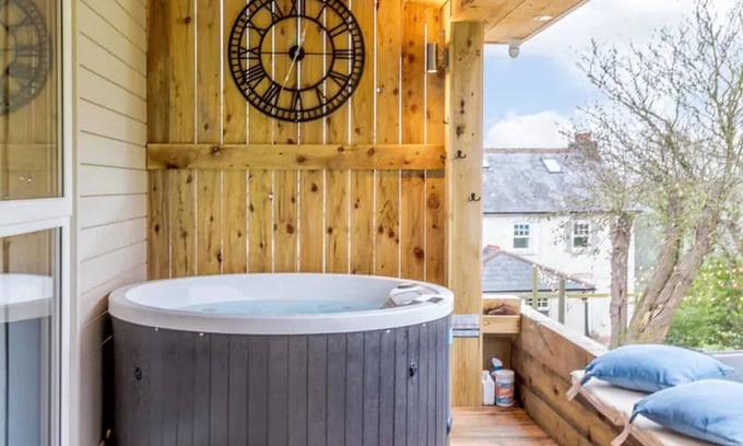 Littlebredy Cabin | A luxury garden lodge with HOT-TUB, sun terrace - sleeps up to 7 guests