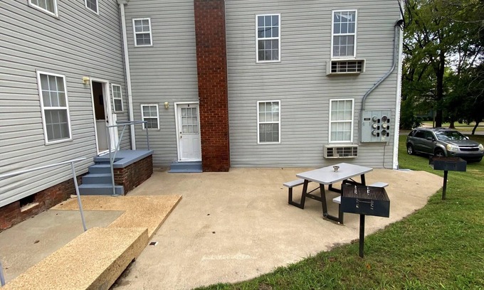 Florence Apartment | A Modern Farmhouse style 1/1 with a PATIO in the 💚 of DT!!