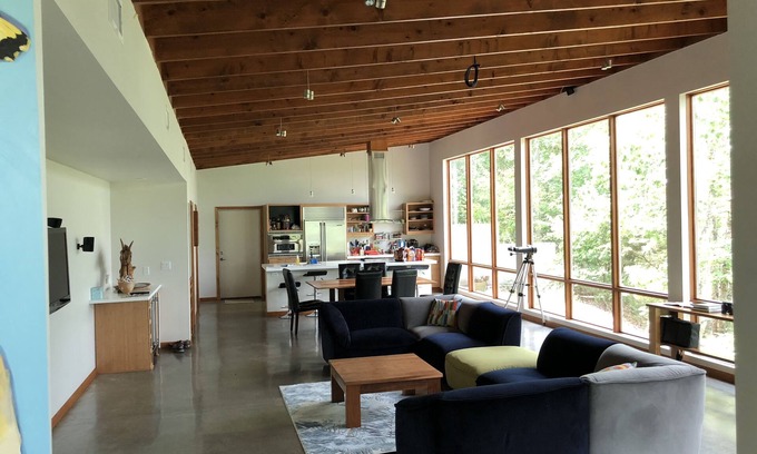 Edgemont House | A modern home nestled on the cliffs of Greers Ferry Lake.