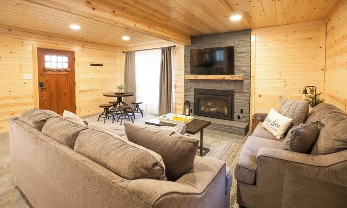 Donner Lake Woods Cabin | A Peek of Donner Lake | Charming Retreat
