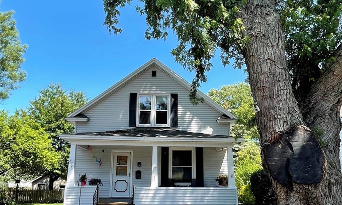Ludington House | A Place for Paws - 3 Bedroom/2 Bath, Pet Friendly home in Downtown Ludington!