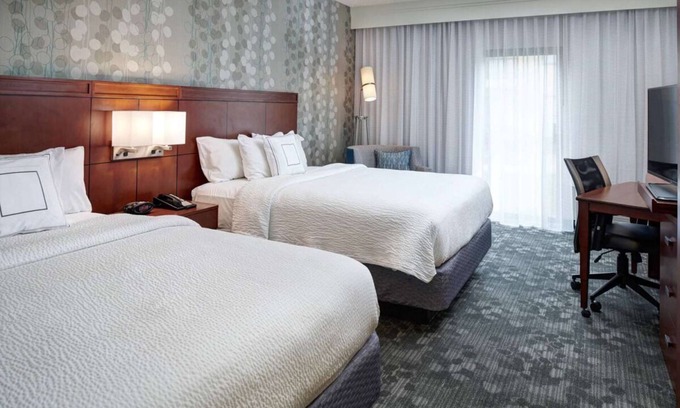 Brookfield Hotel | A Place You'll Surely Enjoy! 2 Spacious Units, Swimming Pool, Pets Allowed!