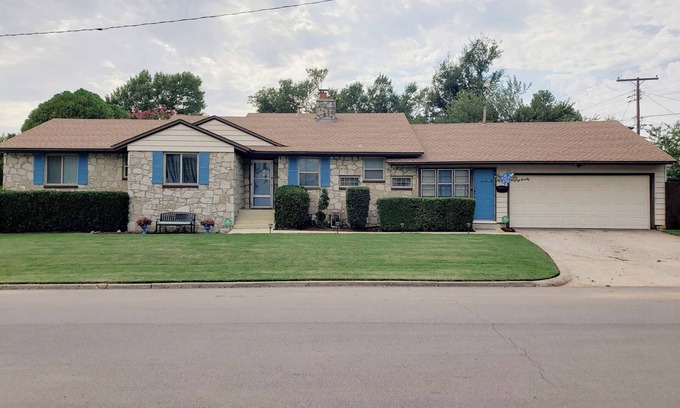 Central Oklahoma City House | A Point of Blue 🔵 Hottub/Pool table/10 min all OKC