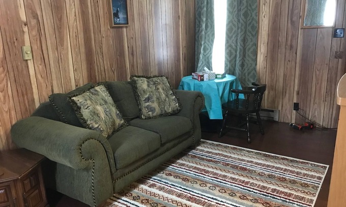 South Bend Apartment | A Quaint, Private 1 Bdrm Apt, 10 mins from ND