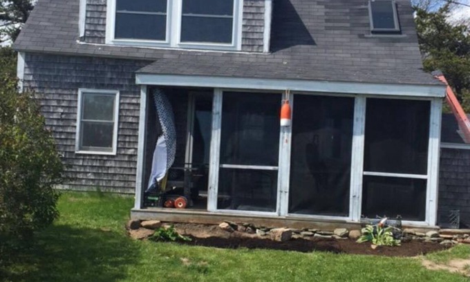 Corea House | A Quaint Rustic Bungalow Overlooking The Fishing Village of Corea Harbor