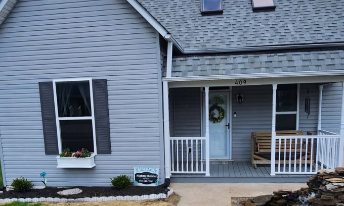 Perry House | A real charmer built in 1915 , pet friendly , located next to Mark Twain lake.