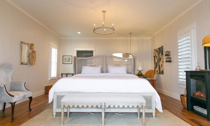 Silver Creek Cottage | A secluded haven on 5,000 acres in NW Georgia, just 45 minutes from Atlanta and Chattanooga, and a quick 10-minute drive to downtown Rome. Explore private trails along the Etowah river, bask in wildlife, and gaze at mesmerizing stars. Your perfect es