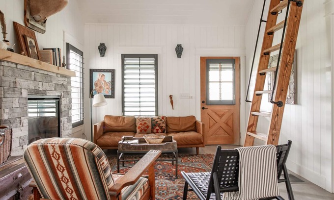 Silver Creek Cottage | A secluded haven on 5,000 acres in NW Georgia, just 45 minutes from Atlanta and Chattanooga, and a quick 10-minute drive to downtown Rome. Explore private trails along the Etowah river, bask in wildlife, and gaze at mesmerizing stars. Your perfect es