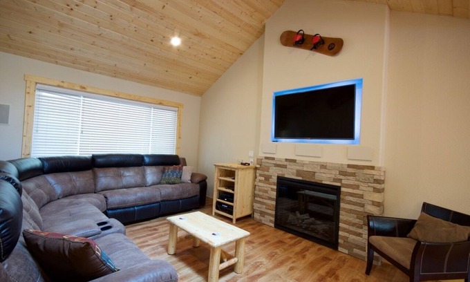 Rancho Bijou House | A Slice of Heaven for your whole family to enjoy. It has an Amazing Game Room :)