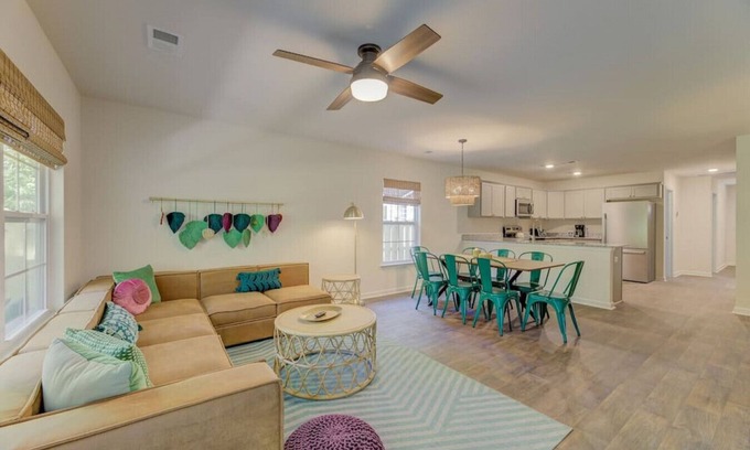 Columbia House | A Sunny & Stylish 4BR/3BA w King Beds & WiFi
