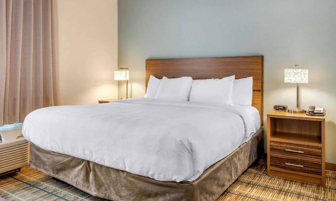 Newnan House | A Tranquil Haven for Couples close to Park!