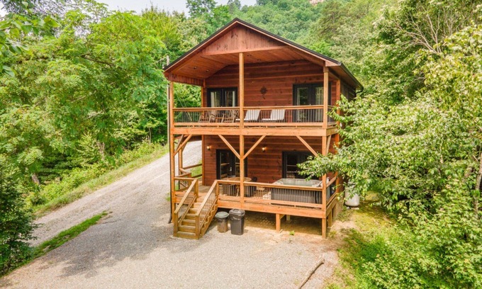 Almond Cabin | A Treehouse View Over Lake Fontana