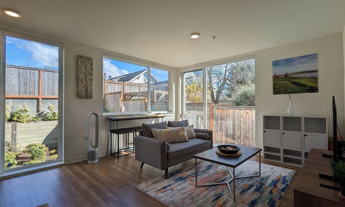 Wallingford Condo | A truly magnificent & smart condo with parking