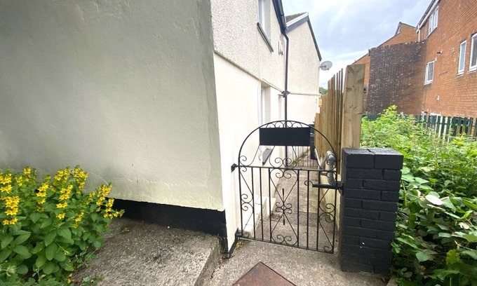 Merthyr Tydfil Cottage | A unique and stylish getaway cottage. Short stroll to Cyfarthfa Park/Castle.