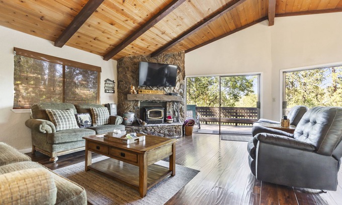 Groveland Cabin | A View Above the Pines at Pine Mountain Lake