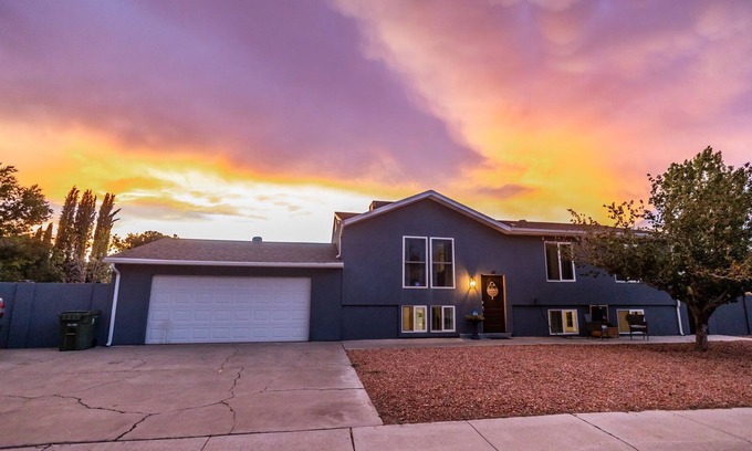 Page House | A W🌊VE From It All! Secure boat storage, huge yard, lots of outdoor games!