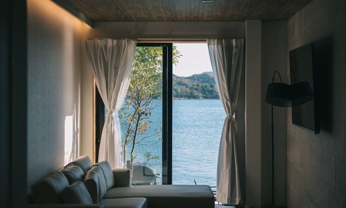 Kamiamakusa House | A2 The sea is in front of you A container house /Kamiamakusa Kumamoto