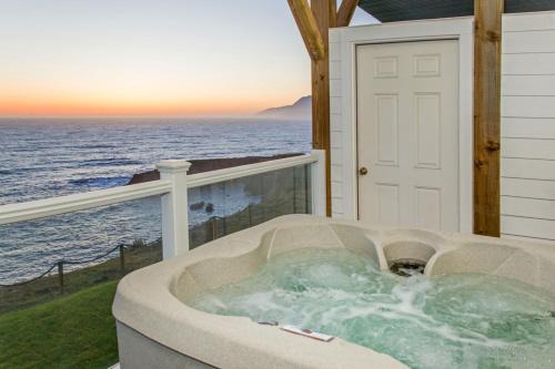 Shelter Cove Apartment | Abalone by OceanviewHotTubs Oceanfront Shelter Cove Tesla