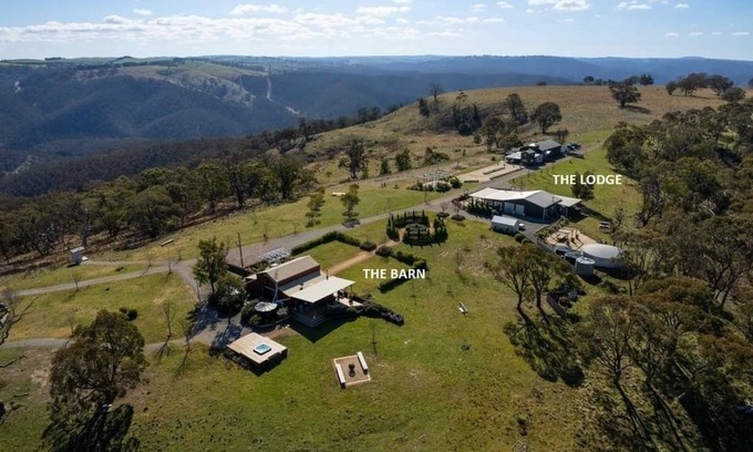 Curraweela House | Abercrombie Ridge - Lux LODGE and BARN Spa Retreat - Pet-friendly