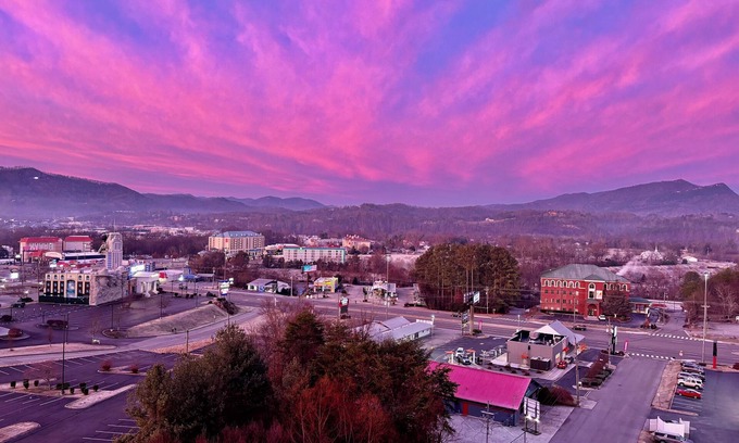 Pigeon Forge Condo | Above It All Penthouse/2 King En-suite bedrooms/Amazing Views/Resort Amenities