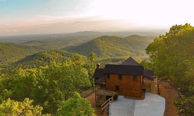 Jasper Cabin | Above The Clouds | Talking Rock, GA