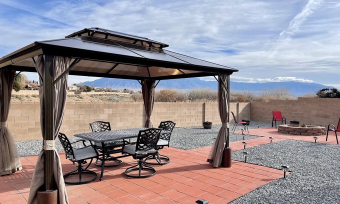 Alban Hills House | ABQ Home Overlooking Mountain- Near Sandia Tramway + Balloon Fiesta