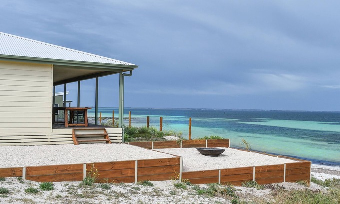 Moorowie House | ABSOLUTE BEACHFRONT AT HARDWICKE BAY