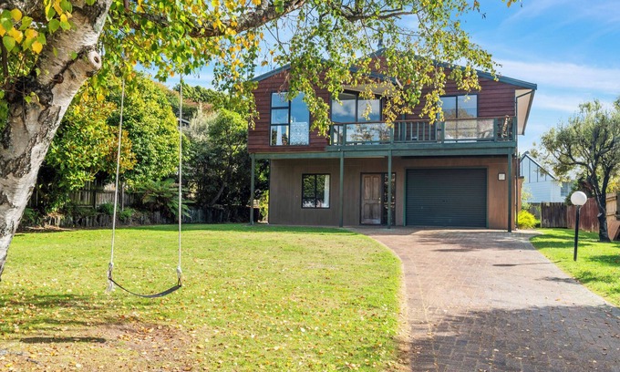 Taupo Cottage | Acacia Views - Acacia Bay Holiday Home