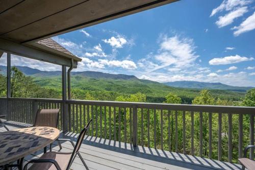 Gatlinburg - Pigeon Forge House | Access to 3 pools & pickleball! View! Shuffleboard! Arcade! Hot Tub!