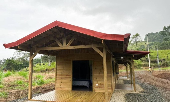 San Isidro de El General Cottage | Acogedoras cabañas de madera Oso Perezoso, listas para su descanso en el campo.