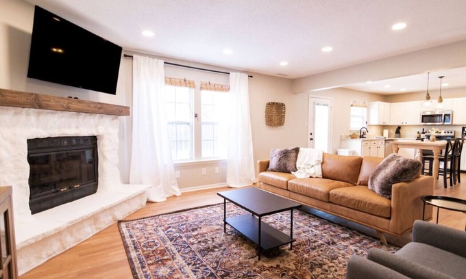 Noblesville House | Acoustic Oasis- RUOFF Music & POOL TABLE sleeps 10