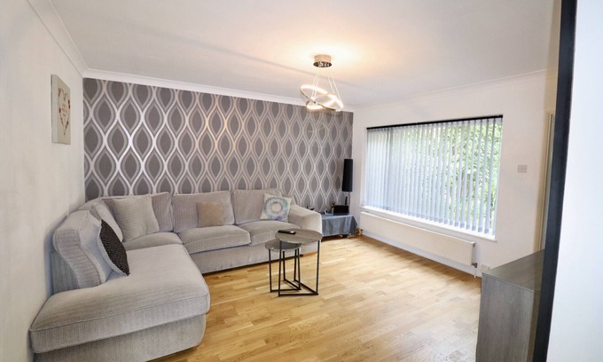 Runnymede Ski Chalet | Addlestone Spacious Four Bedroom House