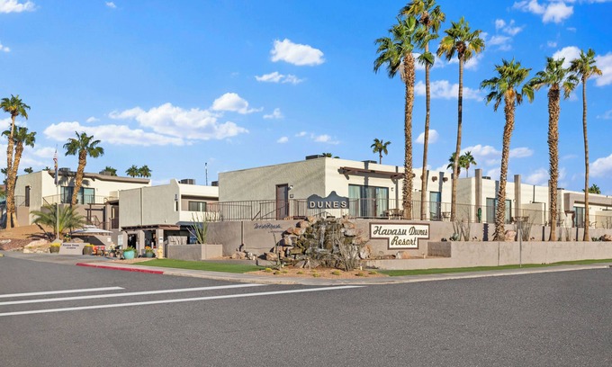Lake Havasu City Resort | Adjacent to Lake Havasu Studio Suite at Top-Rated Resort w/Pool & FREE WIFI
