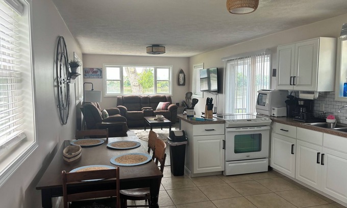 Bendena House | Adorable 2 bedroom cabin on the Missouri River