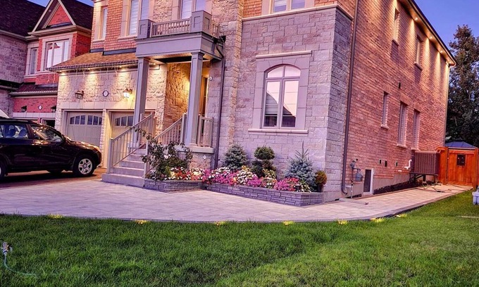Newmarket Apartment | Adorable 2 bedrooms, 2 washrooms, 2 parking spots apartment