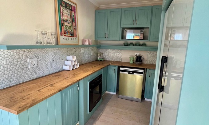 Noordhoek Cottage | Adorable Beach cottage in Noordhoek within walking distance of beaches and bars