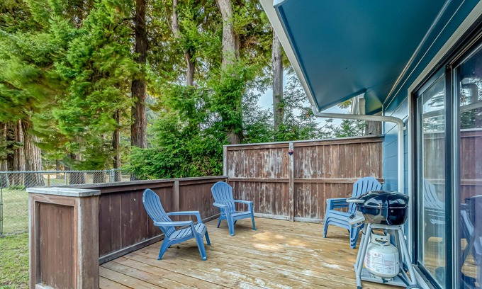 Rohnerville House | Adorable home near the coast with fast WiFi, fireplace, & full kitchen