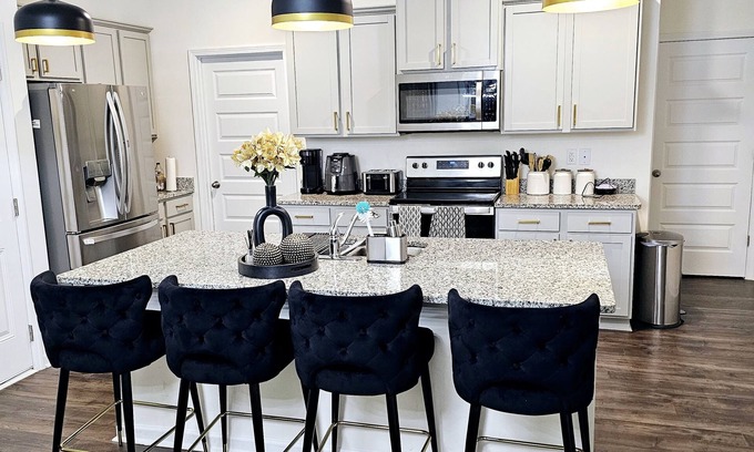 Hoschton House | Adorable & Luxurious Happy Haven with queen bed.Suitable for Professionals.